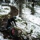 Spuren im Schnee: Viele Reifen verwandeln den Boden in einen matschigen Trail.