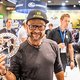 Stefan Schlie, Bike-Pro und Markenbotschafter, zeigt die neue Bremsscheibe von Magura