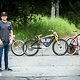 Andrew Davidge, der Gründer von Vintage Electric Bicycles, mit einigen seiner Kreationen.
