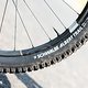 Auch im Laufrad-Bereich wird auf Carbon gesetzt: Die Crankbrothers Synthesis-Laufräder sind mit Schwalbe Albert Trail-Reifen bestückt.