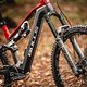 Für maximale Fahrwerksperformance sorgen eine RockShox Zeb Ultimate-Federgabel und ein ...