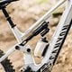 Im Rahmen selbst verwaltet ein RockShox Super Deluxe Ultimate Dämpfer die 145 mm Federweg.
