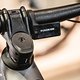 Manche neuen E-Bikes von Cube setzen auf das Bosch Purion 400 – ein kompaktes Display, das geschützt hinter dem Lenker angebracht ist.