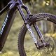 Ultimatives Fahrwerk: An der Front des Ghost E-Riot CF LTD sorgt eine RockShox Zeb für Komfort, ...