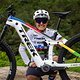 Nathalie Schneitter, amtierende UCI Weltmeisterin E-Bike, zeigt uns stolz ihr Race-E-MTB, ein aufgemotztes und umlackiertes Trek Rail mit Bosch CX.