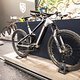 Das Conway Xyron 927 rollt auf 27,5&quot;-Carbon-Laufrädern der Marke DT Swiss, die mit grobstolligen Reifen von Schwalbe bestückt sind