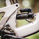 Am-Heck-des-Santa-Cruz-Heckler-SL-sorgt-ein-RockShox-Super-Deluxe-Select-Daempfer-fuer-Traktion-und-Komfort