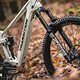 An der Front sorgt eine RockShox Zeb Ultimate mit 160 mm Federweg für Komfort.