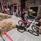 Stage 4 in der Altstadt, das klassische Enduro-Ziel im Ort, bot den Fahrern die perfekte Bühne, um der Bevölkerung den Radsport nahe zu bringen.