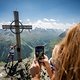 ... ein Selfie am Gipfelkreuz mit Panoramaview.
