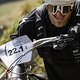 Enduro-Profi Kevin Miguel feiert sein E-Bike Debüt und kämpft sich den Trail hinauf.