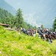 Oben angekommen erklärt Stefano was uns im folgenden Trail erwartet – wenig Kurven und rutschiger Boden, trifft auf steiles Gefälle.
