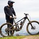 Du fährst mit Fullface-Helm, bergauf geht es eigentlich nur, um dann wilde Lines in den Berg zu carven – entweder mit Motor-Support, aber gerne auch mal mit Liftunterstützung?