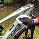 Die Bio-E-Bike-Pflege lässt sich wunderbar auf den sauberen Lack auftragen