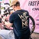 Passender Back-Print in den Pits – die Mannschaftsleistung zählt