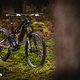 Das Haibike Hybe CF 11 kostet 10.000 EUR und setzt auf ein RockShox Ultimate-Fahrwerk, SRAM GX AXS Transmission-Schaltung, SRAM Maven Ultimate-Bremsen, RockShox Reverb AXS, DT Swiss HX1501-Laufräder und Carbonlenker von Race Face.