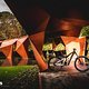 Wer hätte nicht gern so einen kunstvollen Pavillon nebst coolem E-Bike im Garten?