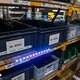 ... während ein anderer Mitarbeiter – durch ein LED-Leitsystem unterstützt – alle erforderlichen Teile in zwei Kisten sortiert