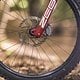 Vorne werkelt eine RockShox Zeb Ultimate mit 160 mm Federweg.