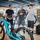 Gerade auf Deutschlandtour: Garrett Davis, Marketingdirektor bei Yeti und schneller Fahrer, der mir hier gemeinsam mit Flo von Yeti das neue LTe vorstellt.
