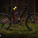 Der Systemschwerpunkt liegt irgendwo zentral über dem Fahrrad, die resultierende Kraft zeigt immer senkrecht nach unten
