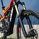Das 170-mm-Fahrwerk wird von Fox-Produkten ...