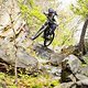 Auch die Abfahrten sind technisch anspruchsvolles Enduro-Terrain. Mit steilen Stufen, ausgesetzten Abschnitten und spannenden Spitzkehren. Hier nimmt Max einen großen Felsblock Volley